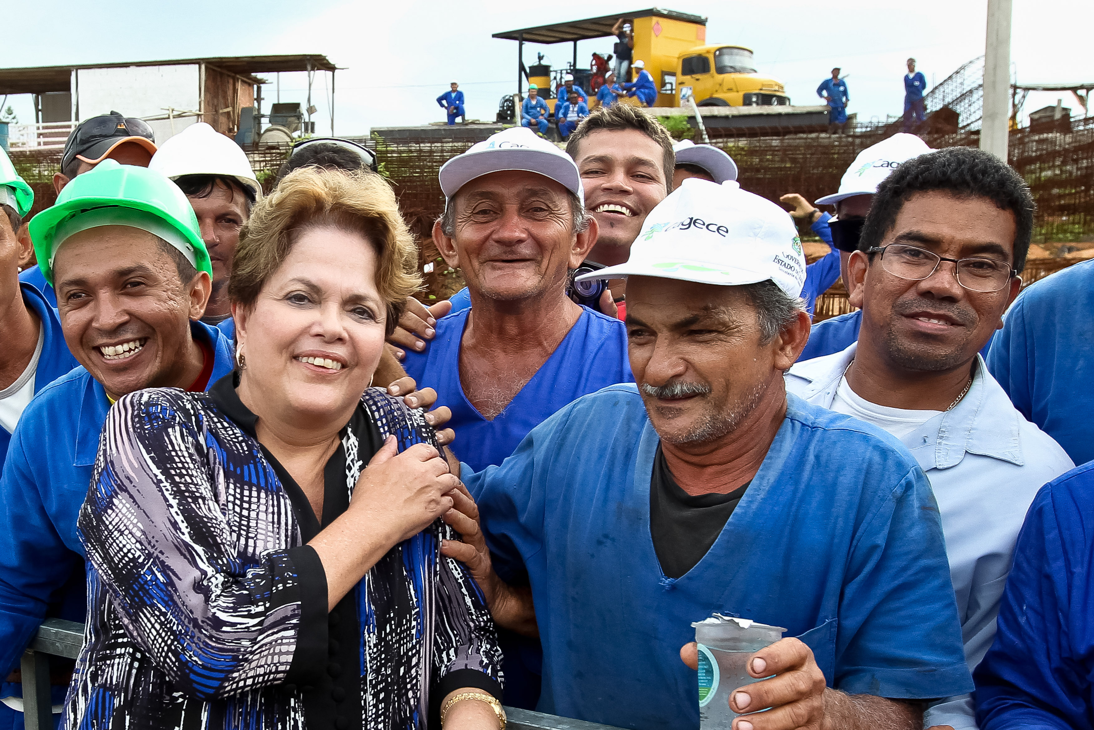 Presidenta Dilma Rousseff cumprimenta trabalhadores durante visita às obras do trecho V do Eixo de Integração Castanhão - Pecém. Caucaia - CE, 27/02/2012