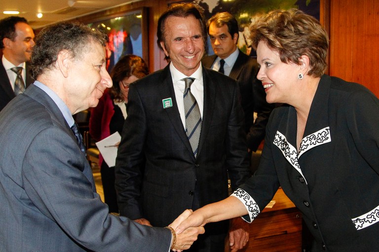 Presidenta Dilma Rousseff cumprimenta o Sr. Jean Todt, Presidente da Federação Internacional de Automobilismo, acompanhado de Emerson Fittipaldi, Presidente da Fittipaldi International Marketing, no Palácio do Planalto. Brasília - DF, 23/08/2012