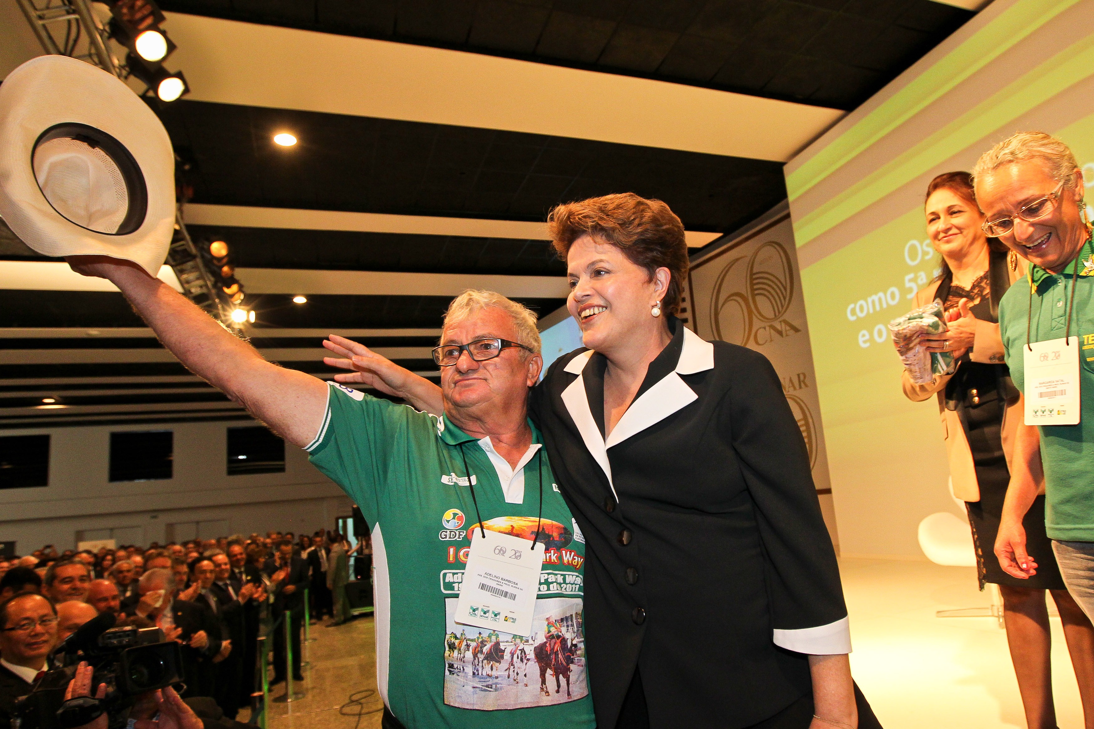 Presidenta Dilma com o Sr. Adelino Roberto Barbosa, Presidente da Associação dos criadores e produtores rurais do Gama, no encerramento do seminário “Os desafios do Brasil como 5ª potência mundial e o papel do agronegócio”. Brasília-DF, 23/11/2011