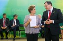 Presidenta Dilma Rousseff recebe manifesto do Doutor Tarso Cabral Violin durante encontro com Juristas pela Legalidade e em Defesa da Democracia. Brasília-DF, 22/03/2016