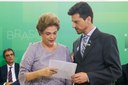 Presidenta Dilma Rousseff recebe manifesto do Doutor Gustavo Fontana Pedrollo durante encontro com Juristas pela Legalidade e em Defesa da Democracia. Brasília-DF, 22/03/2016
