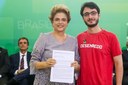 Presidenta Dilma Rousseff recebe manifesto do Estudante Universitário Marco Riechelmann durante encontro com Juristas pela Legalidade e em Defesa da Democracia. Brasília-DF, 22/03/2016