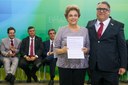 Presidenta Dilma Rousseff recebe manifesto do Professor Leonardo Isaac Yarochewsky durante encontro com Juristas pela Legalidade e em Defesa da Democracia. Brasília-DF, 22/03/2016