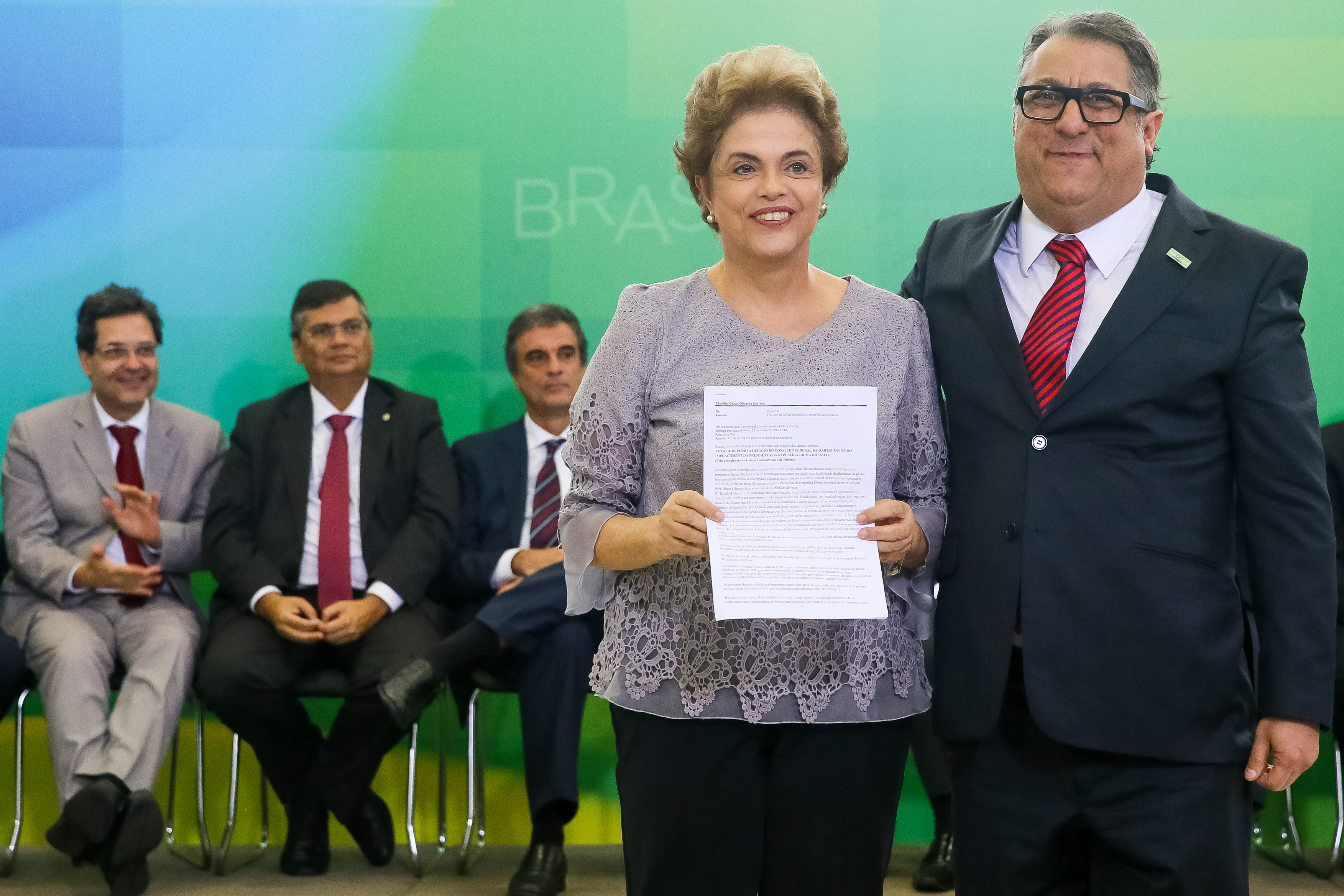 Presidenta Dilma Rousseff recebe manifesto do Professor Leonardo Isaac Yarochewsky durante encontro com Juristas pela Legalidade e em Defesa da Democracia. Brasília-DF, 22/03/2016