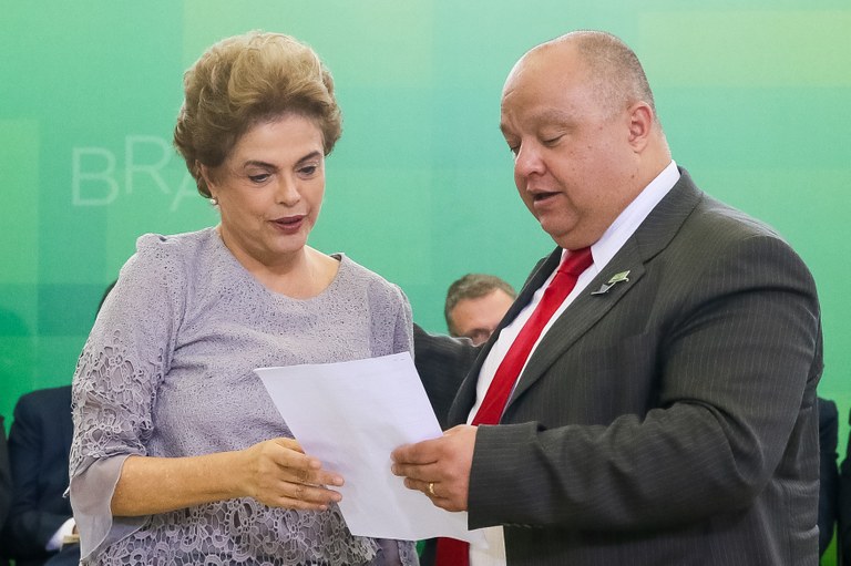 Presidenta Dilma Rousseff recebe manifesto do Doutor João Vicente Augusto Neves durante encontro com Juristas pela Legalidade e em Defesa da Democracia. Brasília-DF, 22/03/2016