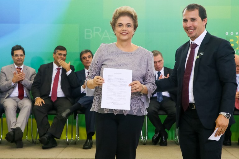 Presidenta Dilma Rousseff recebe manifesto do Doutor Breno Valadares durante encontro com Juristas pela Legalidade e em Defesa da Democracia. Brasília-DF, 22/03/2016