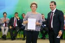 Presidenta Dilma Rousseff recebe manifesto do Doutor Breno Valadares durante encontro com Juristas pela Legalidade e em Defesa da Democracia. Brasília-DF, 22/03/2016