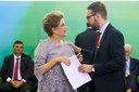 Presidenta Dilma Rousseff recebe manifesto do Estudante de Direito Vitor Marques durante encontro com Juristas pela Legalidade e em Defesa da Democracia. Brasília-DF, 22/03/2016