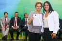  Presidenta Dilma Rousseff recebe manifesto da Doutora Luciana Cristina Furquim Pivato durante encontro com Juristas pela Legalidade e em Defesa da Democracia. Brasília-DF, 22/03/2016