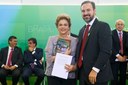 Presidenta Dilma Rousseff recebe manifesto do Professor José Carlos Moreira da Silva Filho durante encontro com Juristas pela Legalidade e em Defesa da Democracia. Brasília-DF, 22/03/2016