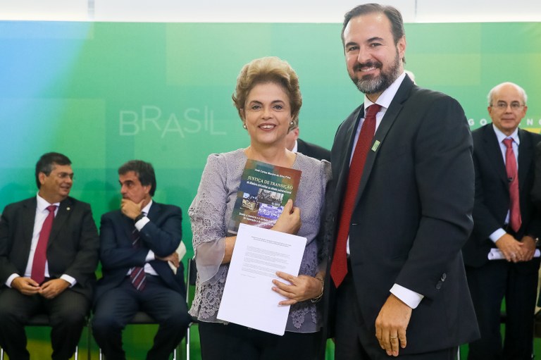 Presidenta Dilma Rousseff recebe manifesto do Professor José Carlos Moreira da Silva Filho durante encontro com Juristas pela Legalidade e em Defesa da Democracia. Brasília-DF, 22/03/2016
