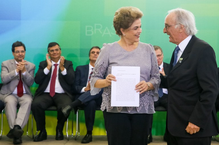  Presidenta Dilma Rousseff recebe manifesto do Professor José Geraldo de Souza Júnior durante encontro com Juristas pela Legalidade e em Defesa da Democracia. Brasília-DF, 22/03/2016
