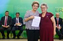 Presidenta Dilma Rousseff recebe manifesto da Senhora Sueli Aparecida Bellato durante encontro com Juristas pela Legalidade e em Defesa da Democracia. Brasília-DF, 22/03/2016