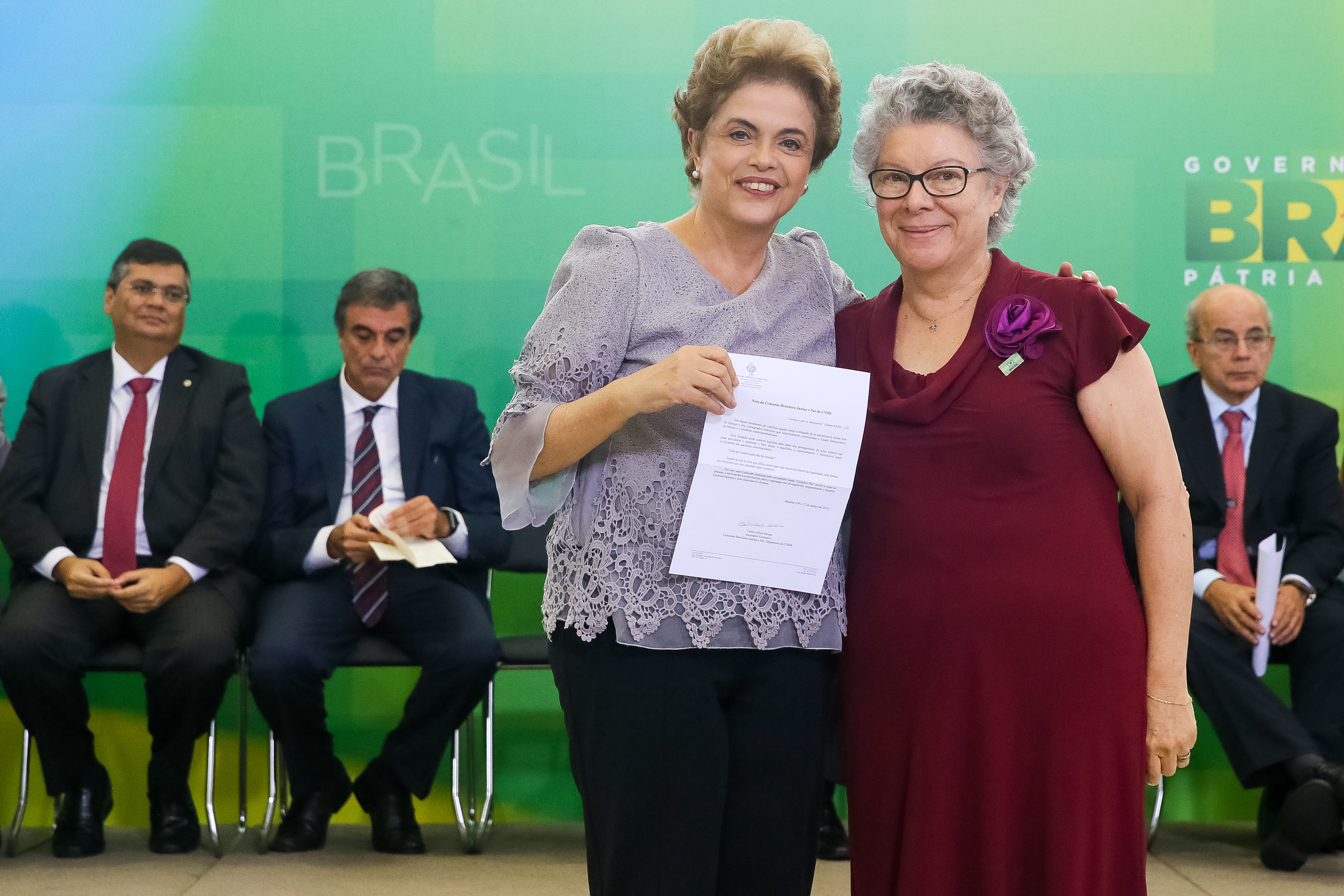 Presidenta Dilma Rousseff recebe manifesto da Senhora Sueli Aparecida Bellato durante encontro com Juristas pela Legalidade e em Defesa da Democracia. Brasília-DF, 22/03/2016