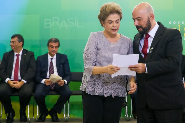  Presidenta Dilma Rousseff recebe manifesto do Doutor Jesus Henrique Peres durante encontro com Juristas pela Legalidade e em Defesa da Democracia. Brasília-DF, 22/03/2016