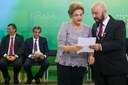  Presidenta Dilma Rousseff recebe manifesto do Doutor Jesus Henrique Peres durante encontro com Juristas pela Legalidade e em Defesa da Democracia. Brasília-DF, 22/03/2016