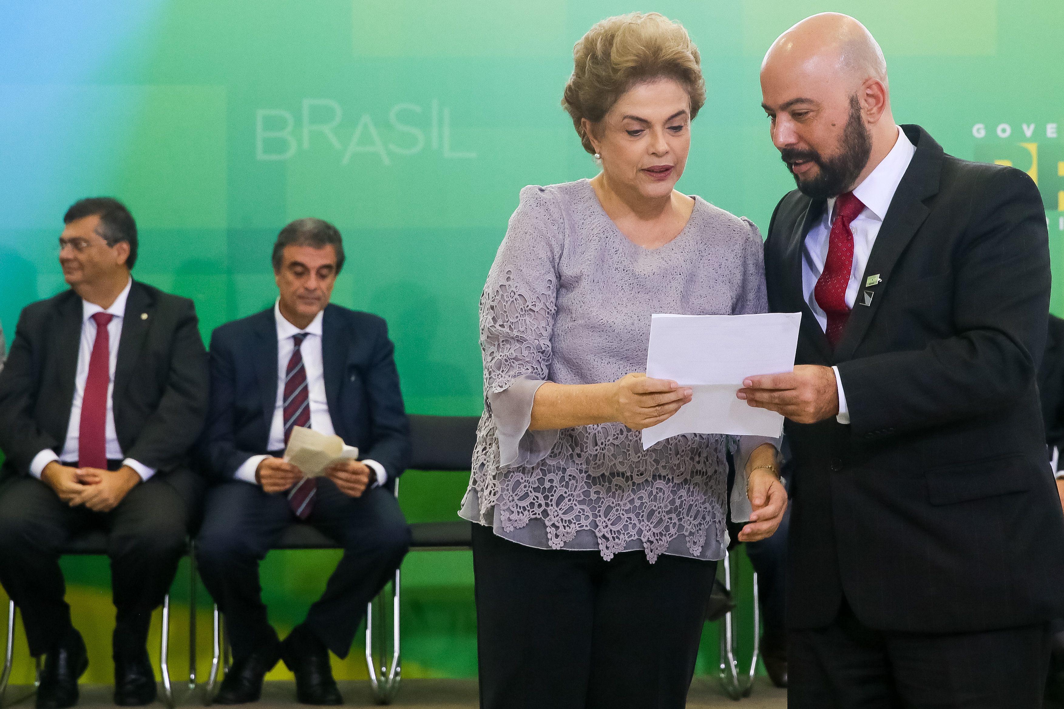  Presidenta Dilma Rousseff recebe manifesto do Doutor Jesus Henrique Peres durante encontro com Juristas pela Legalidade e em Defesa da Democracia. Brasília-DF, 22/03/2016