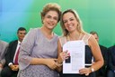 Presidenta Dilma Rousseff recebe manifesto da Doutora Mariah Brochado durante encontro com Juristas pela Legalidade e em Defesa da Democracia. Brasília-DF, 22/03/2016