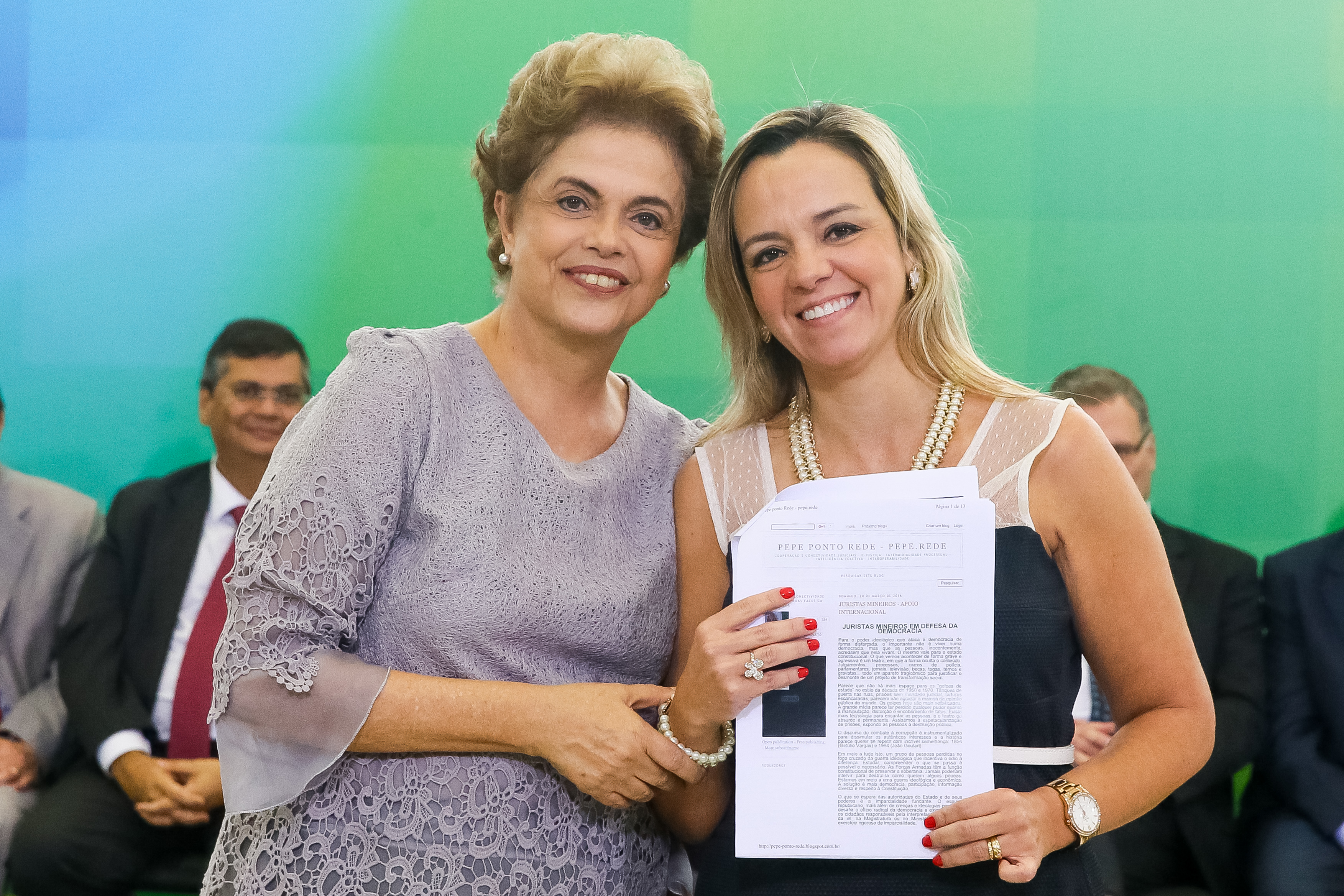Presidenta Dilma Rousseff recebe manifesto da Doutora Mariah Brochado durante encontro com Juristas pela Legalidade e em Defesa da Democracia. Brasília-DF, 22/03/2016