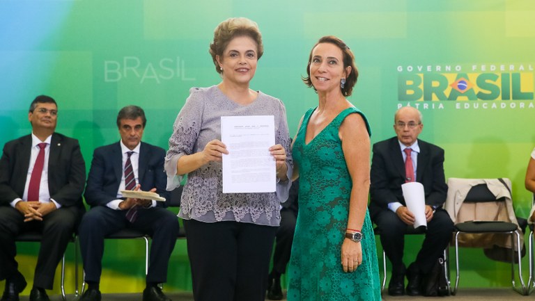 Presidenta Dilma Rousseff recebe manifesto da Juíza de Direito Glaucia Foley durante encontro com Juristas pela Legalidade e em Defesa da Democracia. Brasília-DF, 22/03/2016