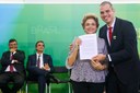 Presidenta Dilma Rousseff recebe manifesto do Professor do Curso de Direito Tiago Resende Botelho durante encontro com Juristas pela Legalidade e em Defesa da Democracia. Brasília-DF, 22/03/2016