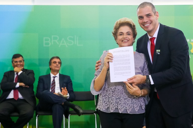 Presidenta Dilma Rousseff recebe manifesto do Professor do Curso de Direito Tiago Resende Botelho durante encontro com Juristas pela Legalidade e em Defesa da Democracia. Brasília-DF, 22/03/2016