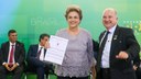 Presidenta Dilma Rousseff recebe manifesto do Doutor Audimar de Assis durante encontro com Juristas pela Legalidade e em Defesa da Democracia. Brasília-DF, 22/03/2016