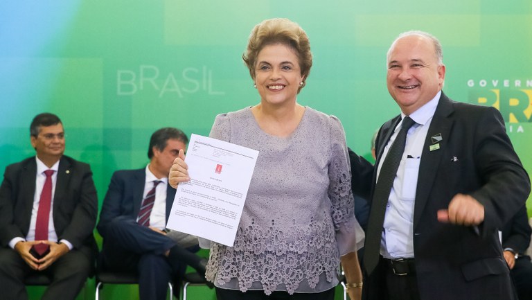 Presidenta Dilma Rousseff recebe manifesto do Doutor Audimar de Assis durante encontro com Juristas pela Legalidade e em Defesa da Democracia. Brasília-DF, 22/03/2016