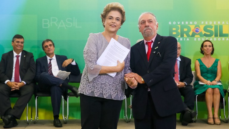 Presidenta Dilma Rousseff recebe manifesto do Doutor Francisco Celso Calmon Ferreira da Silva durante encontro com Juristas pela Legalidade e em Defesa da Democracia. Brasília-DF, 22/03/2016