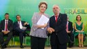 Presidenta Dilma Rousseff recebe manifesto do Doutor Francisco Celso Calmon Ferreira da Silva durante encontro com Juristas pela Legalidade e em Defesa da Democracia. Brasília-DF, 22/03/2016