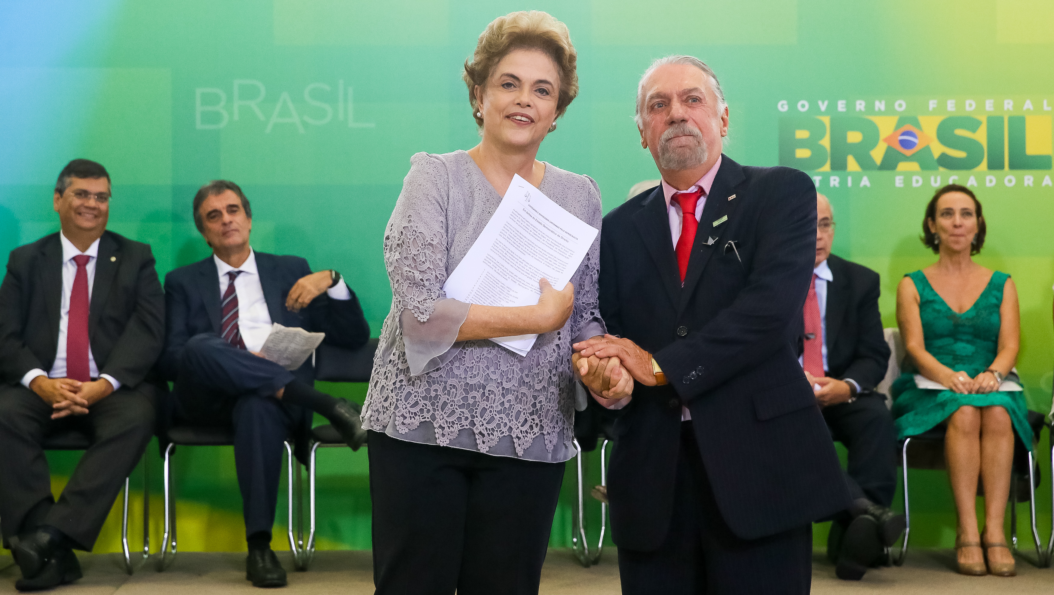 Presidenta Dilma Rousseff recebe manifesto do Doutor Francisco Celso Calmon Ferreira da Silva durante encontro com Juristas pela Legalidade e em Defesa da Democracia. Brasília-DF, 22/03/2016
