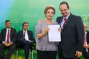 Presidenta Dilma Rousseff recebe manifesto do Professor Cristiano Paixão durante encontro com Juristas pela Legalidade e em Defesa da Democracia. Brasília-DF, 22/03/2016