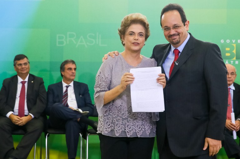Presidenta Dilma Rousseff recebe manifesto do Professor Cristiano Paixão durante encontro com Juristas pela Legalidade e em Defesa da Democracia. Brasília-DF, 22/03/2016