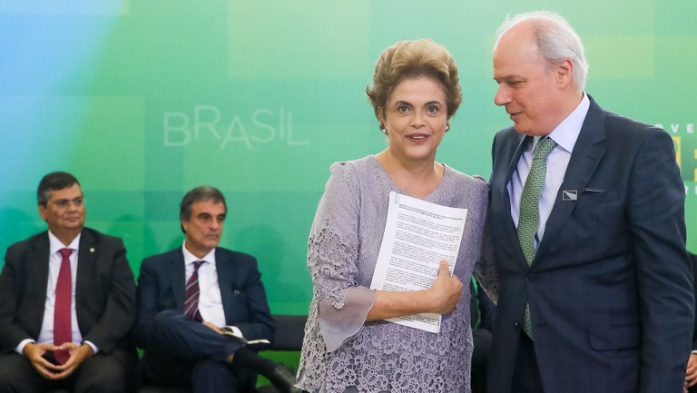 Presidenta Dilma Rousseff recebe manifesto do Doutor André de Felice durante encontro com Juristas pela Legalidade e em Defesa da Democracia. Brasília-DF, 22/03/2016