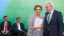Presidenta Dilma Rousseff recebe manifesto do Doutor André de Felice durante encontro com Juristas pela Legalidade e em Defesa da Democracia. Brasília-DF, 22/03/2016