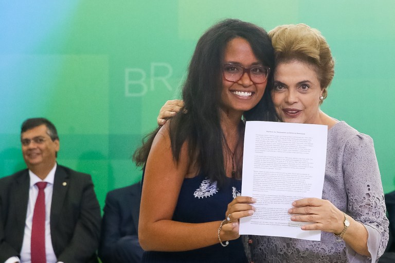 Presidenta Dilma Rousseff recebe manifesto da Estudante Tamires Sampaio durante encontro com Juristas pela Legalidade e em Defesa da Democracia. Brasília-DF, 22/03/2016