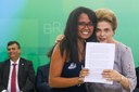 Presidenta Dilma Rousseff recebe manifesto da Estudante Tamires Sampaio durante encontro com Juristas pela Legalidade e em Defesa da Democracia. Brasília-DF, 22/03/2016