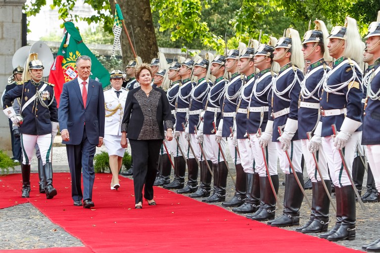 Presidenta Dilma Rousseff passa em revista a guarda de honra, durante encontro com o Presidente da República de Portugal, Aníbal Cavaco Silva. Lisboa - Portugal, 10/06/2013