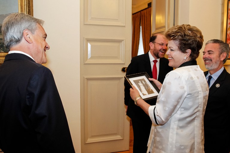 Presidenta Dilma Rousseff olha foto de casamento do  Presidente da República do Chile, Sebastián Piñera no Palácio La Moneda. Santiago - Chile, 26/01/2013