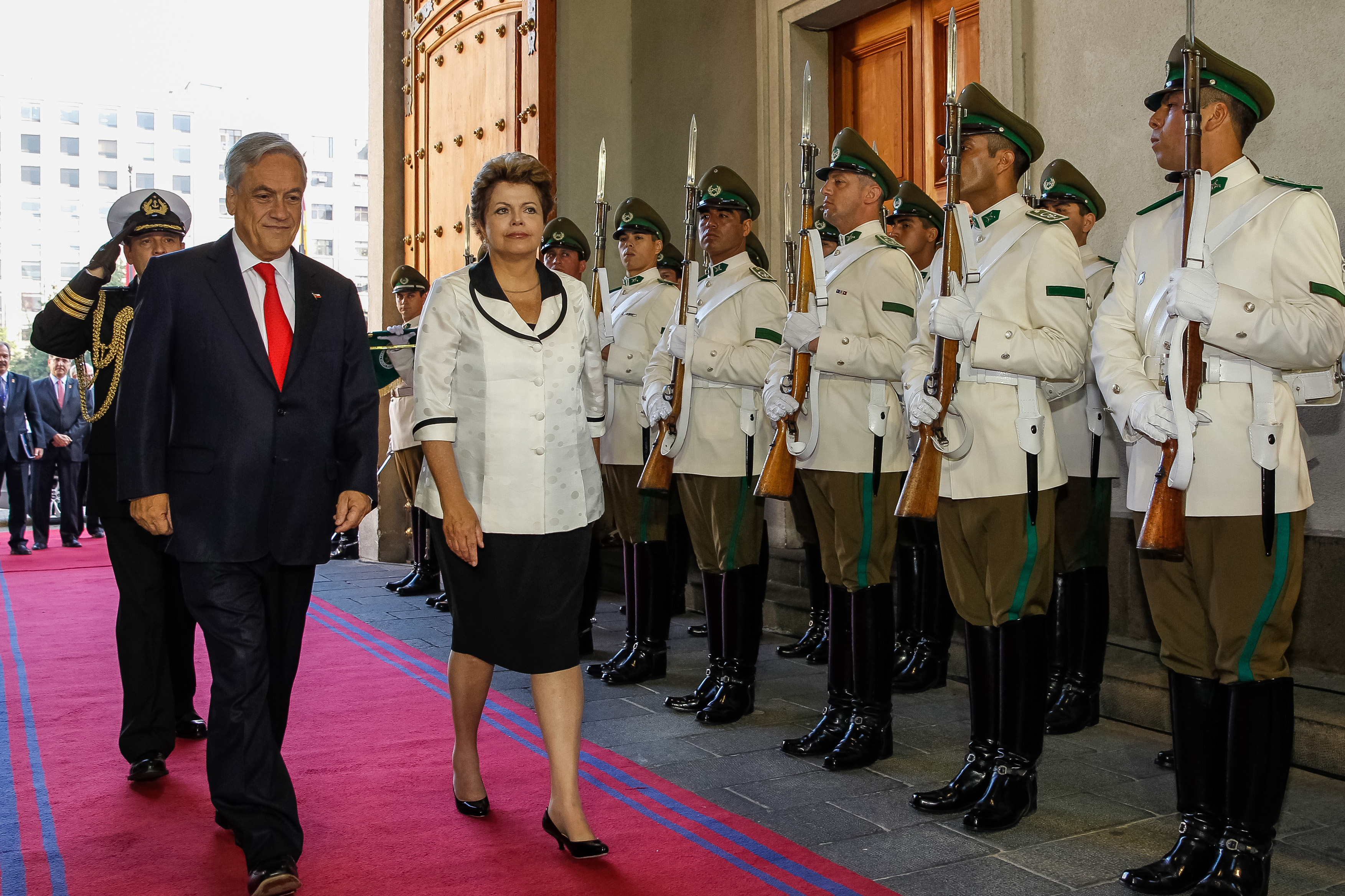 Presidenta Dilma Rousseff é recebida pelo Presidente da República do Chile, Sebastián Piñera durante chegada ao Palácio La Moneda. Santiago - Chile, 26/01/2013