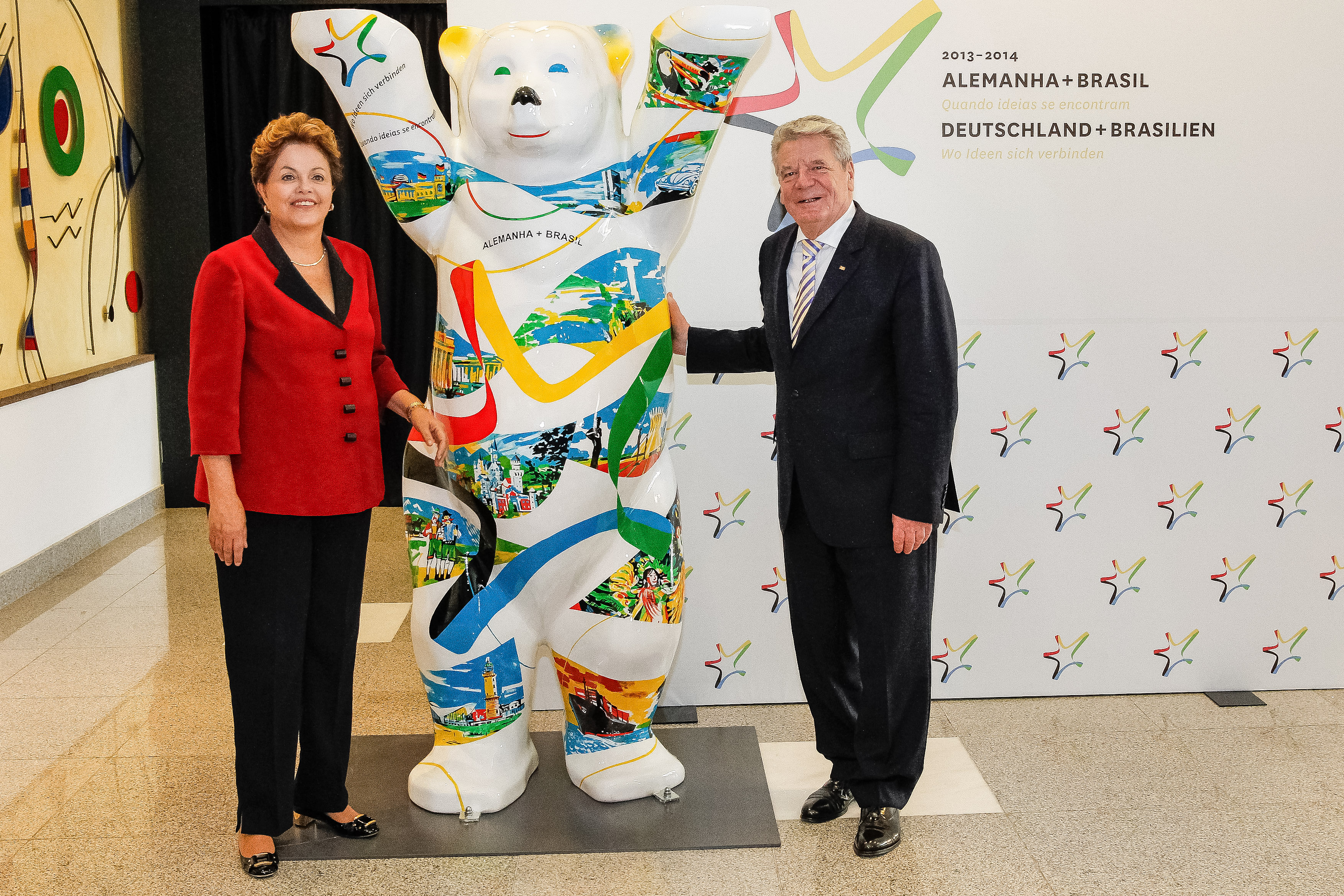 Presidenta Dilma Rousseff é presenteada pelo  senhor Joachim Gauck, Presidente da República Federal da Alemanha, com uma escultura de "URSO" , que simboliza a abertura do ano da Alemanha no Brasil. São Paulo-SP, 13/05/2013