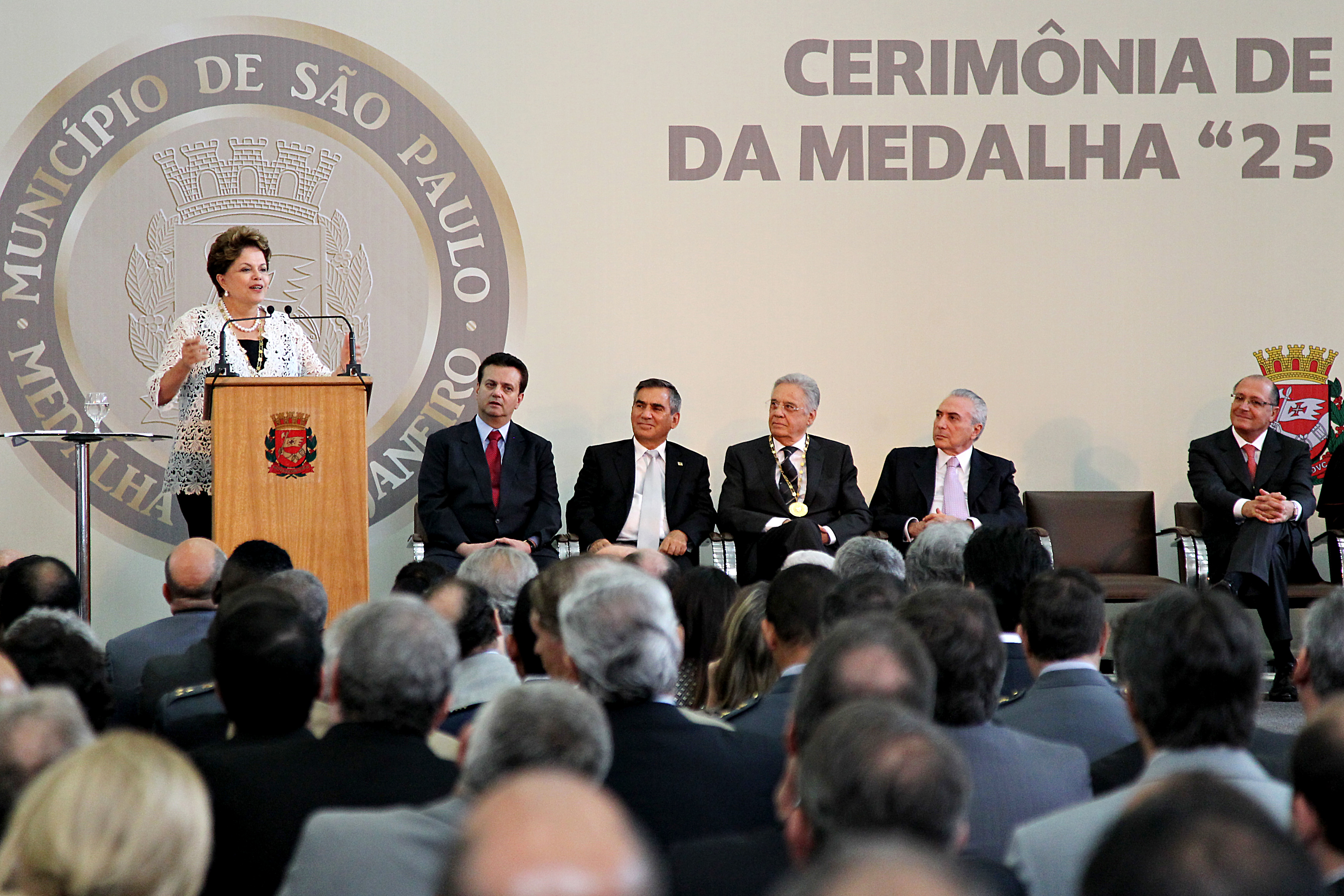 Presidenta Dilma Rousseff discursa durante a Cerimônia de entrega da Medalha 25 de Janeiro no âmbito das comemorações do 458º aniversário de fundação da cidade de São Paulo. São Paulo - SP, 25/01/2012