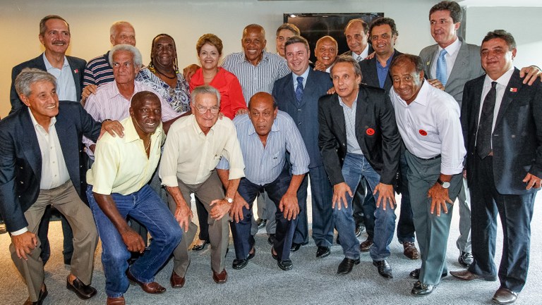 Presidenta Dilma Rousseff posa para foto com grandes ídolos do futebol que atuaram no Mineirão, durante entrega das obras do estádio Mineirão. (Belo Horizonte-MG, 21/12/2012)