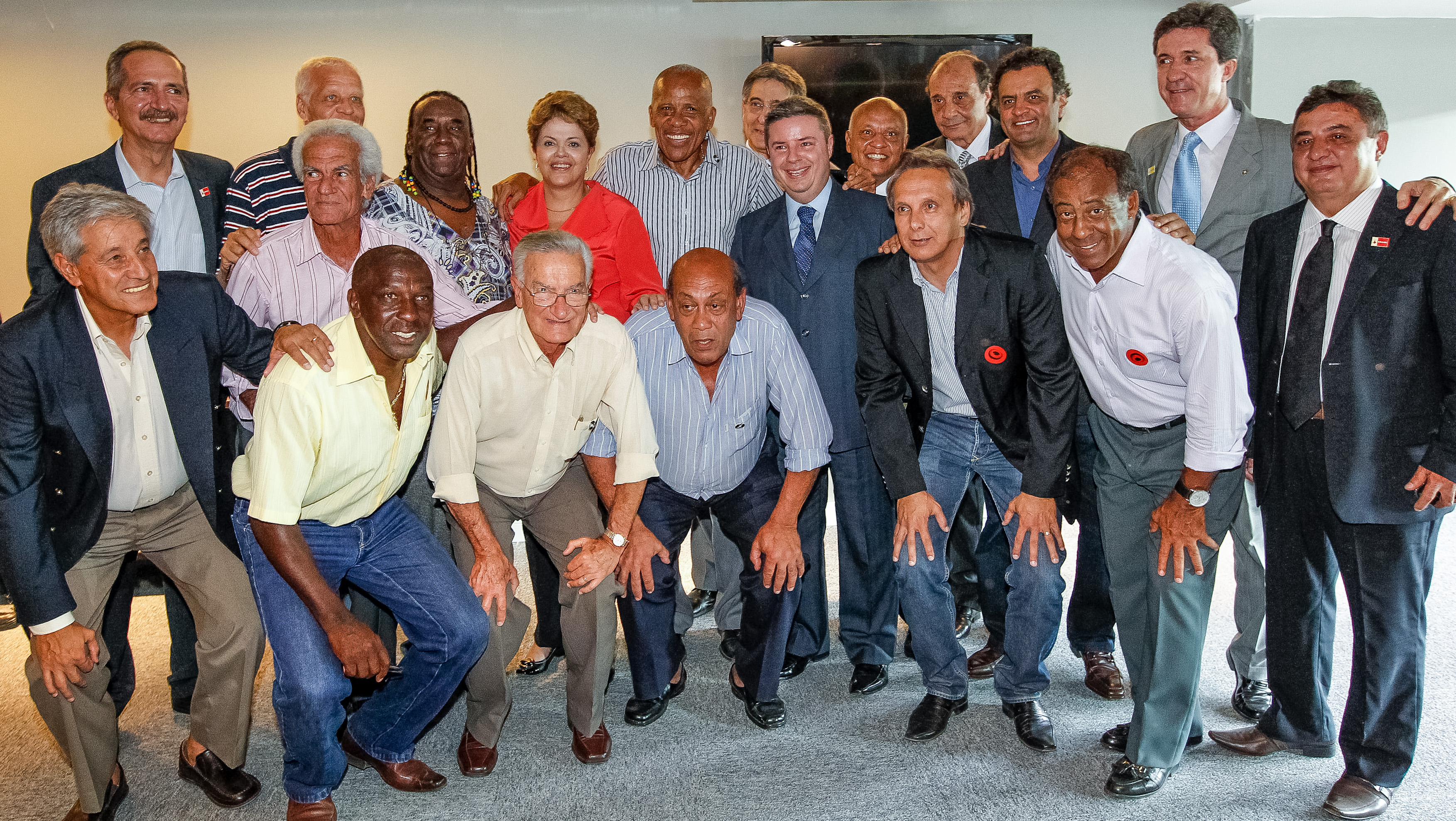 Presidenta Dilma Rousseff posa para foto com grandes ídolos do futebol que atuaram no Mineirão, durante entrega das obras do estádio Mineirão. (Belo Horizonte-MG, 21/12/2012)