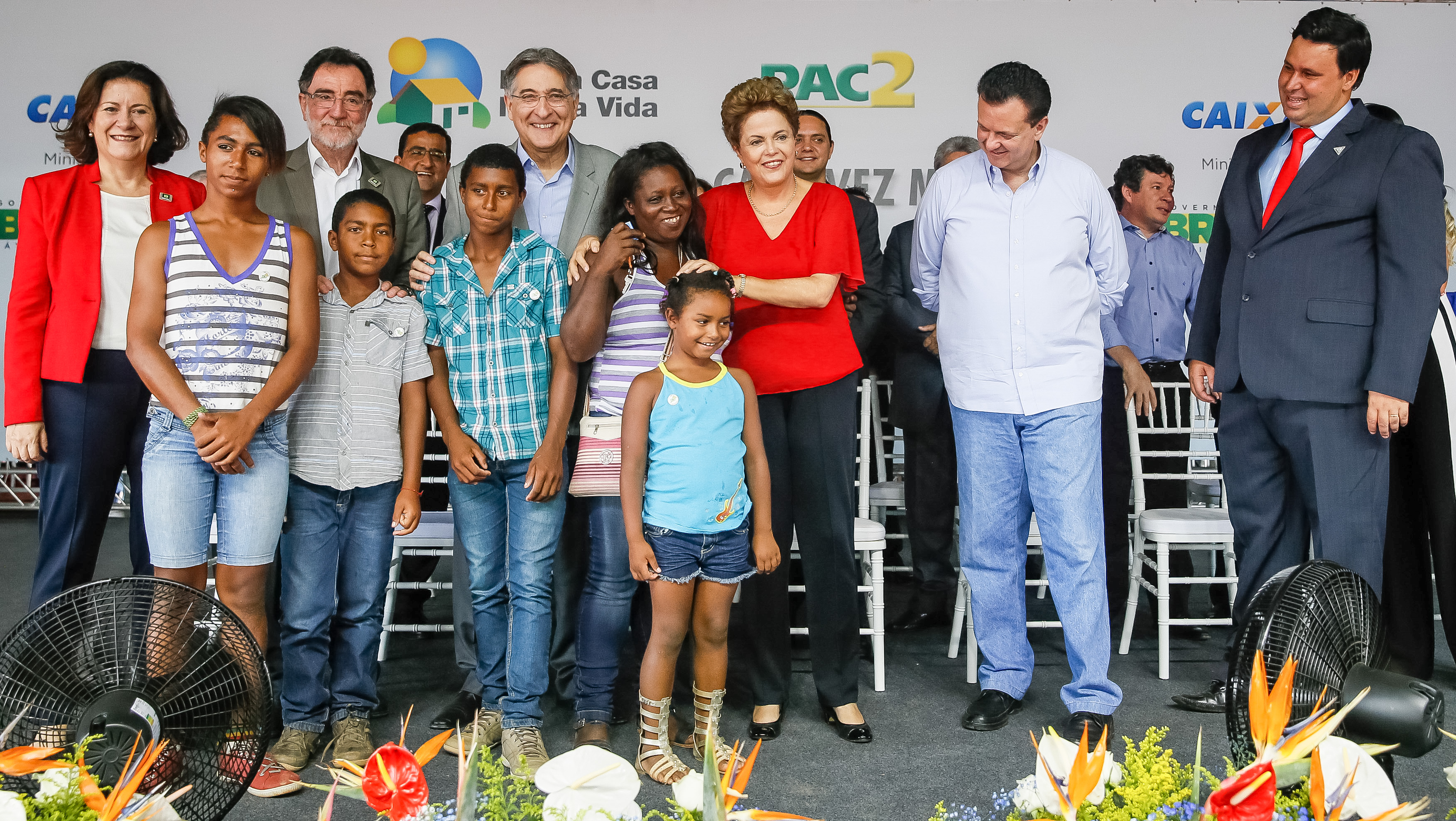 Presidenta Dilma Rousseff chaves à senhora Karina Silva da Costa e família, contemplada no programa habitacional dos Residenciais Bela Suíça II e III, do Programa Minha Casa Minha Vida. Araguari-MG, 06/03/2015