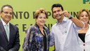 Presidenta Dilma Rousseff posa para foto com os Prefeitos durante a Cerimônia de assinatura de atos e entrega de 101 máquinas retroescavadeiras e 70 máquinas motoniveladoras a municípios do estado do Rio Grande do Norte. Natal-RN, 03/06/2013
