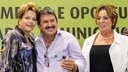 Presidenta Dilma Rousseff posa para foto com os Prefeitos durante a Cerimônia de assinatura de atos e entrega de 101 máquinas retroescavadeiras e 70 máquinas motoniveladoras a municípios do estado do Rio Grande do Norte. Natal-RN, 03/06/2013