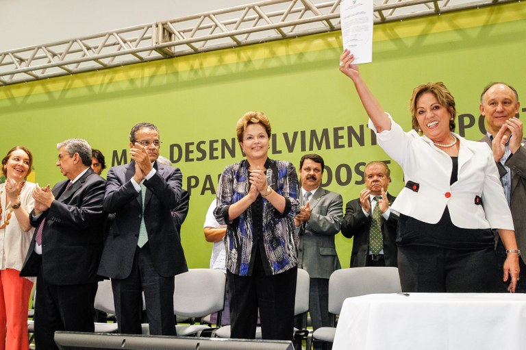 Presidenta Dilma Rousseff durante a Cerimônia de assinatura de atos e entrega de 101 máquinas retroescavadeiras e 70 máquinas motoniveladoras a municípios do estado do Rio Grande do Norte. Natal-RN, 03/06/2013