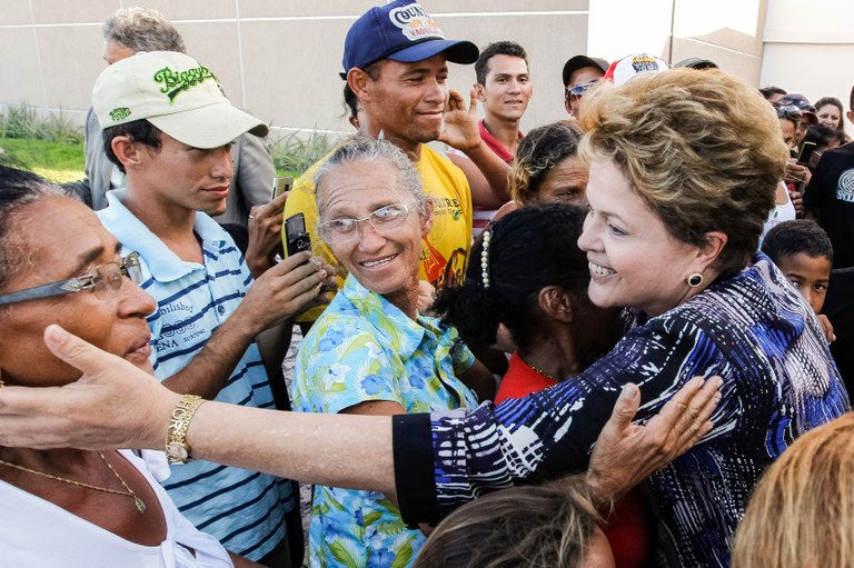 Presidenta Dilma Rousseff cumprimenta populares durante a Cerimônia de assinatura de atos e entrega de 101 máquinas retroescavadeiras e 70 máquinas motoniveladoras a municípios do estado do Rio Grande do Norte. Natal-RN, 03/06/2013