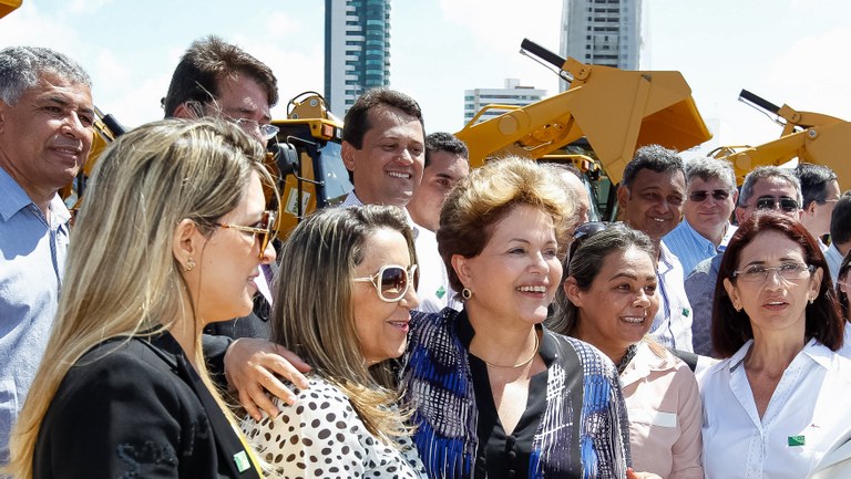 Presidenta Dilma Rousseff durante a cerimônia de assinatura de atos e entrega de 101 máquinas retroescavadeiras e 70 máquinas motoniveladoras a municípios do estado do Rio Grande do Norte. Natal - RN, 03/06/2013